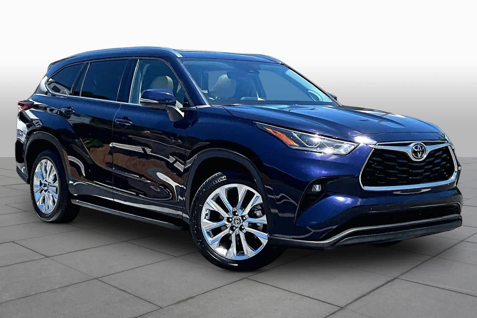 Used 2023 Toyota Highlander Limited FWD image 3