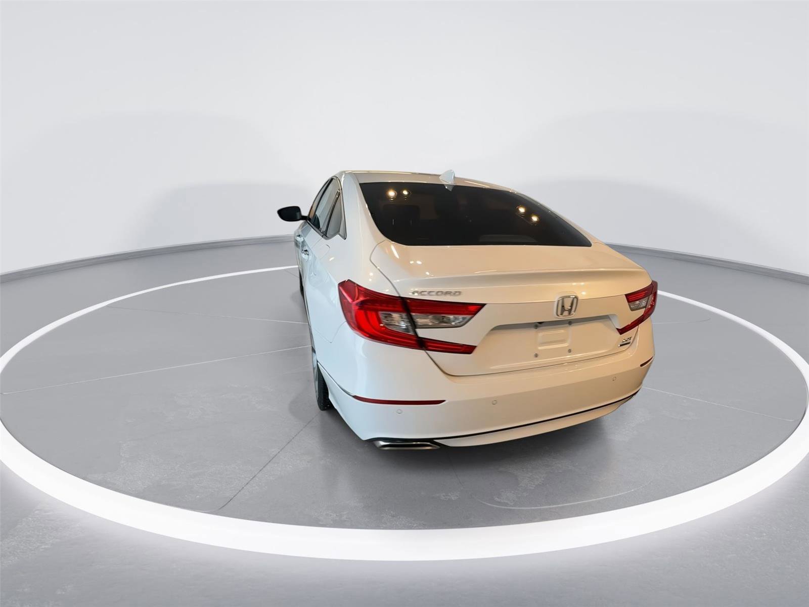 Used 2019 Honda Accord Touring image 6