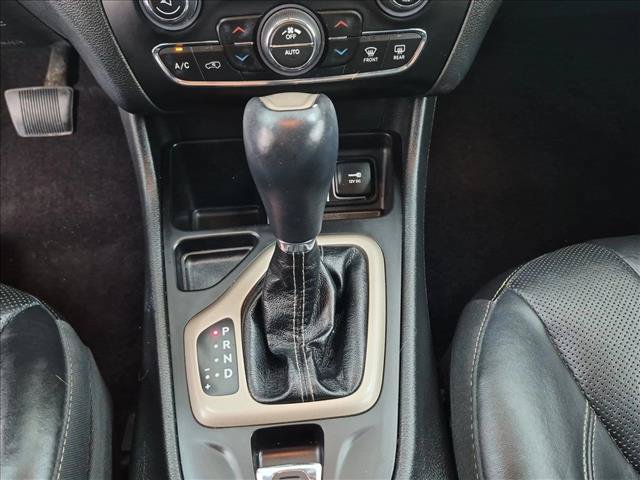 Used 2017 Jeep Cherokee Limited w/ Luxury Group FWD image 12