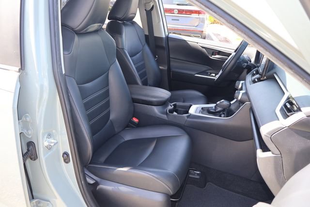 Used 2020 Toyota RAV4 XLE Premium image 20