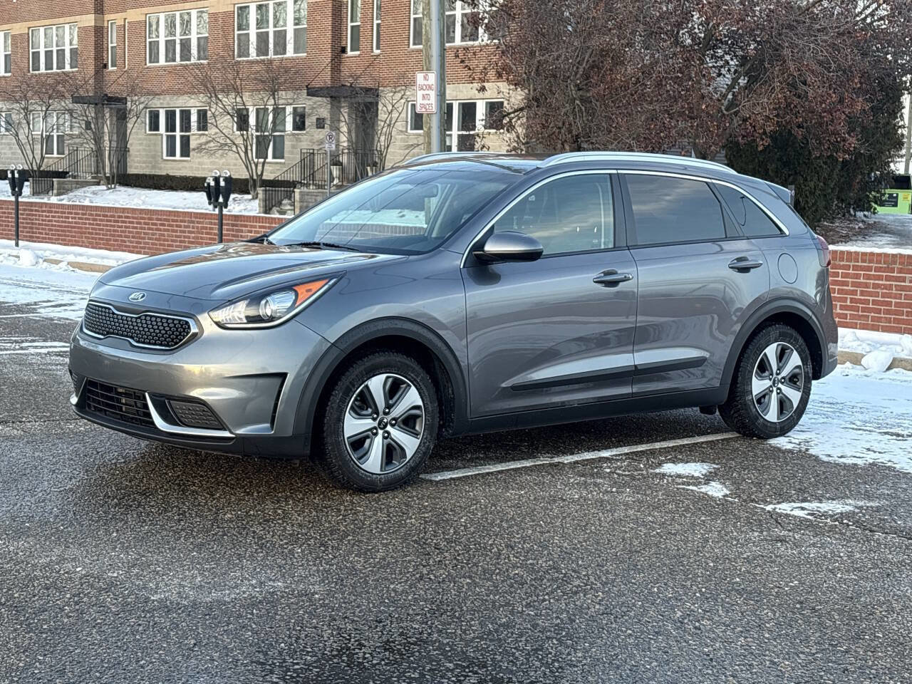 Used 2017 Kia Niro LX image 2