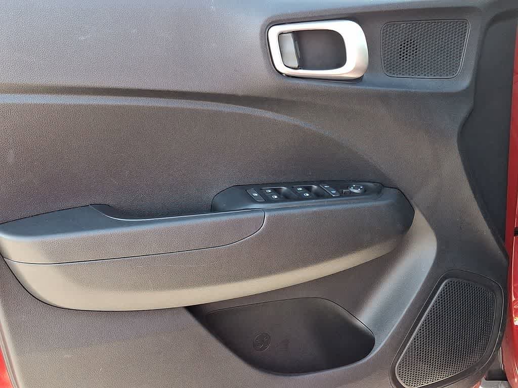 Certified 2025 Hyundai Venue SEL FWD image 11