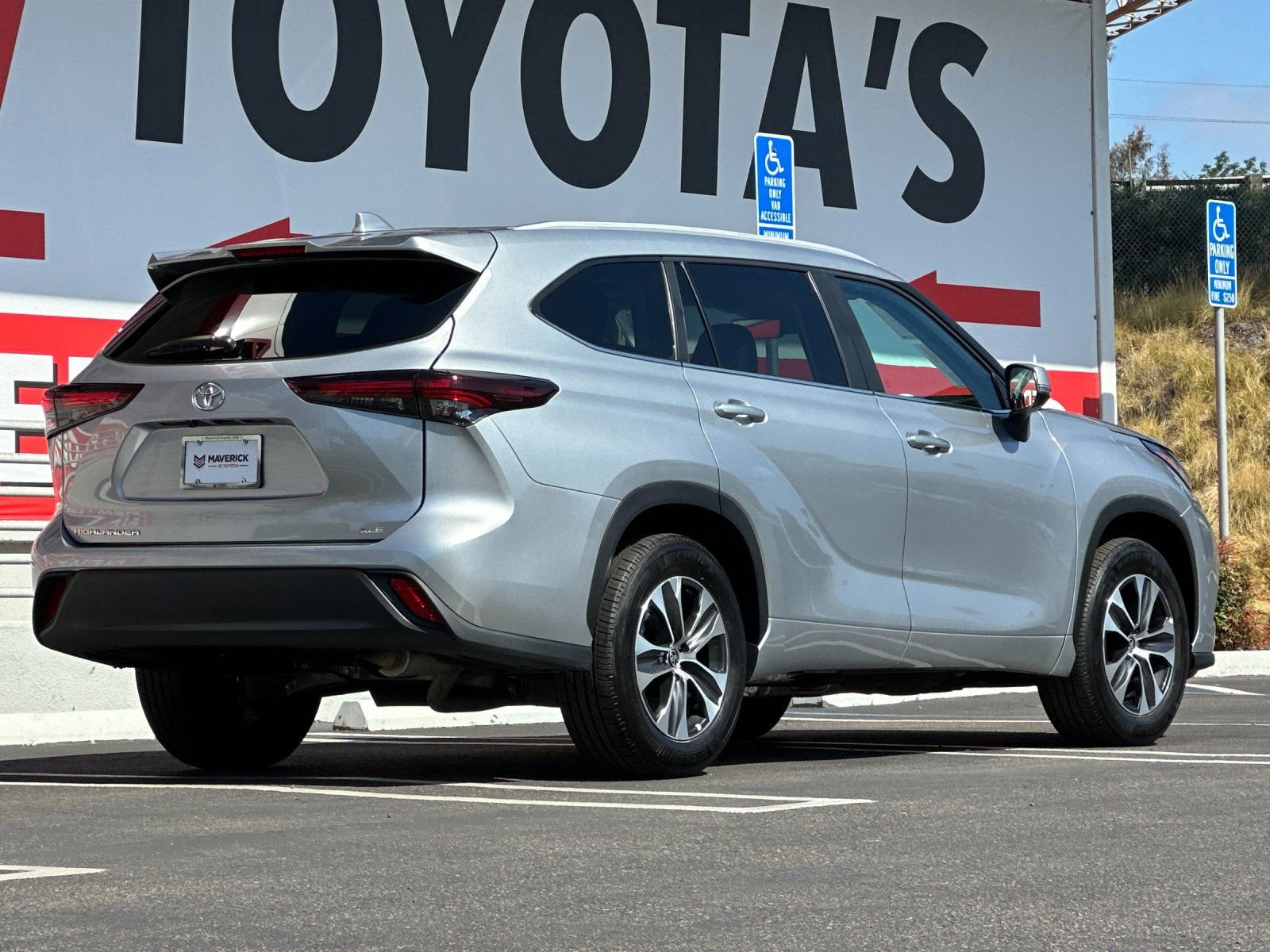 Used 2025 Toyota Highlander XLE FWD image 5