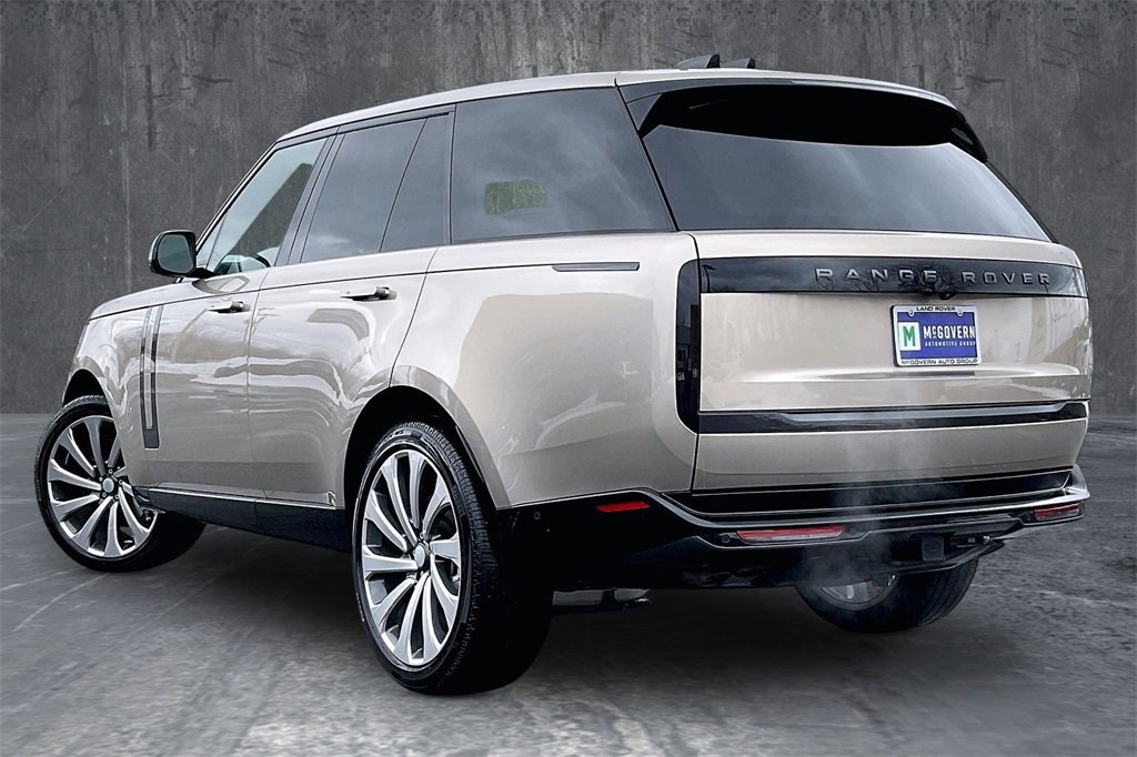 Used 2025 Land Rover Range Rover SE image 4
