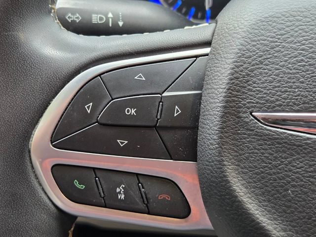 Used 2024 Chrysler Pacifica Touring-L FWD image 16