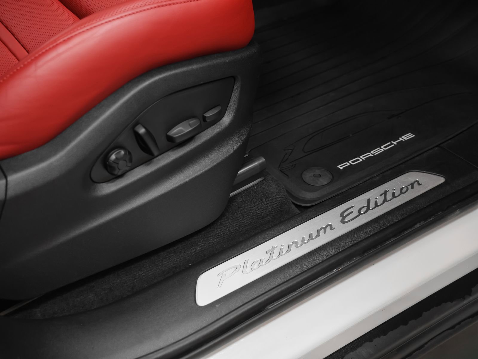 Used 2023 Porsche Cayenne S Platinum image 19