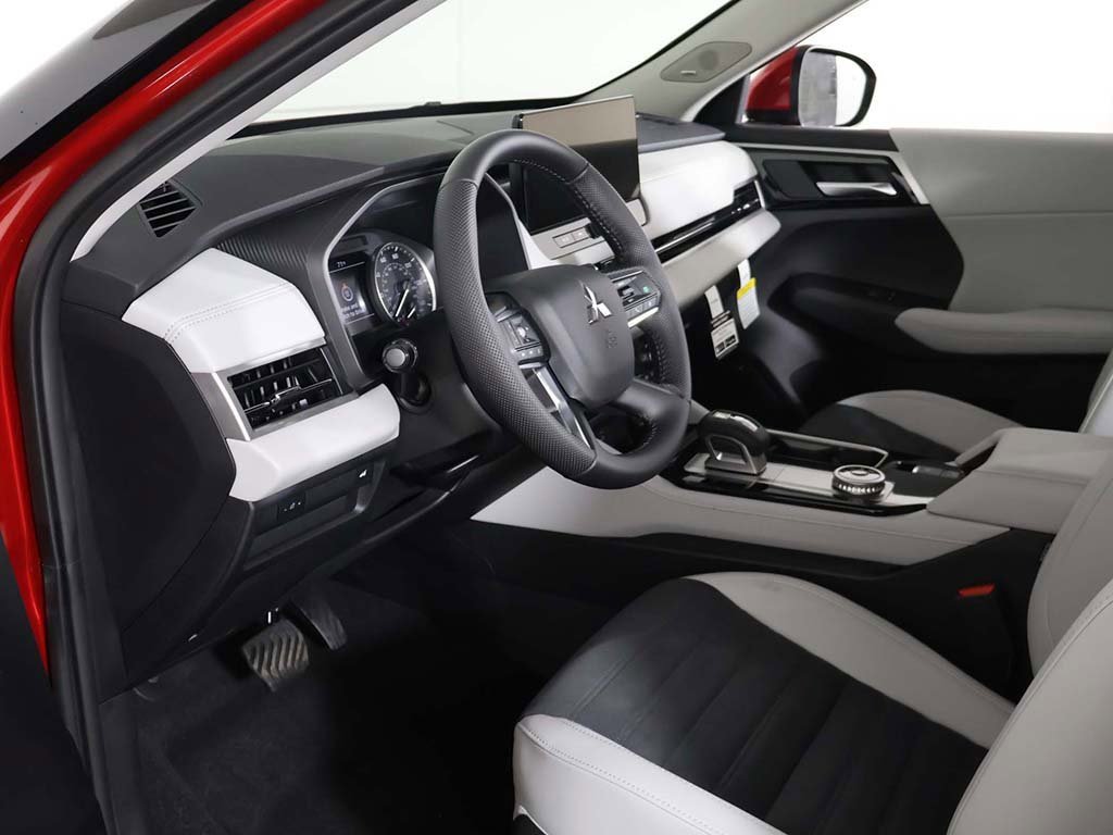 New 2025 Mitsubishi Outlander SE image 25