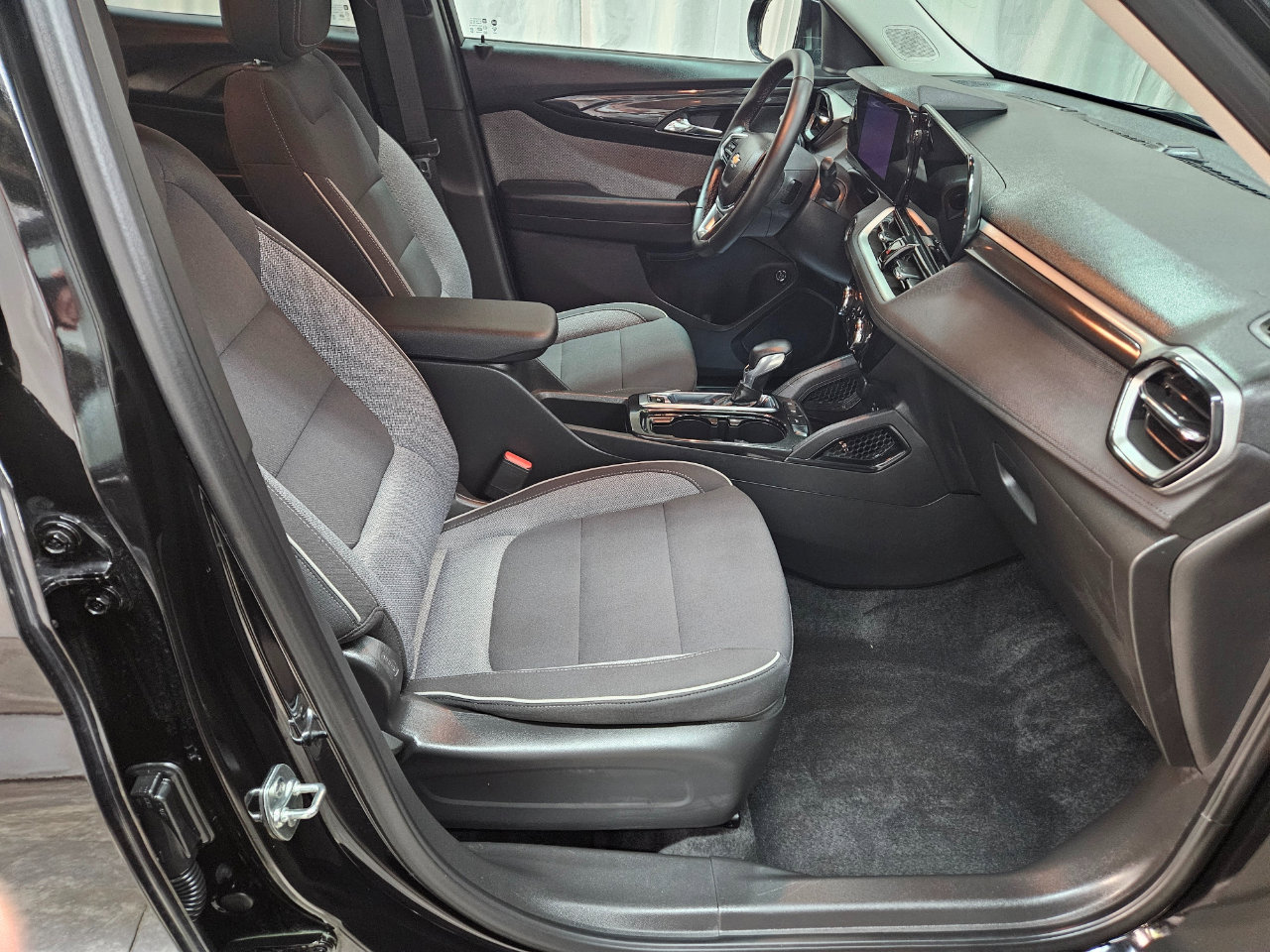 Used 2025 Chevrolet TrailBlazer LT w/ Convenience Package image 13