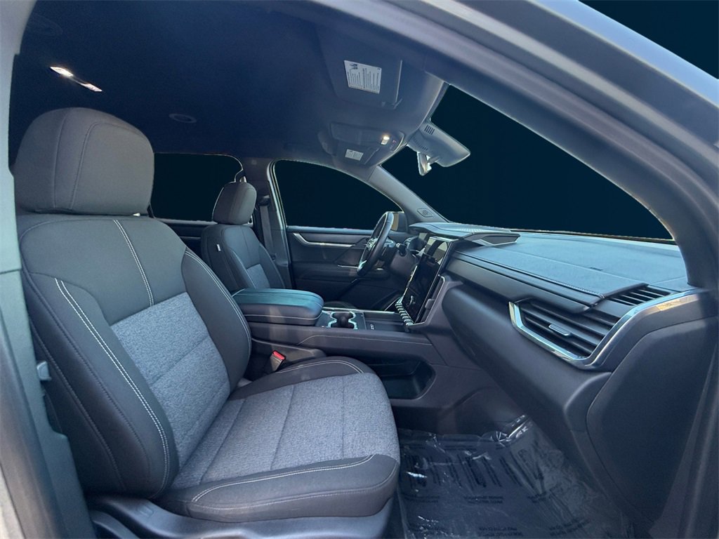 Used 2025 GMC Acadia Elevation image 17