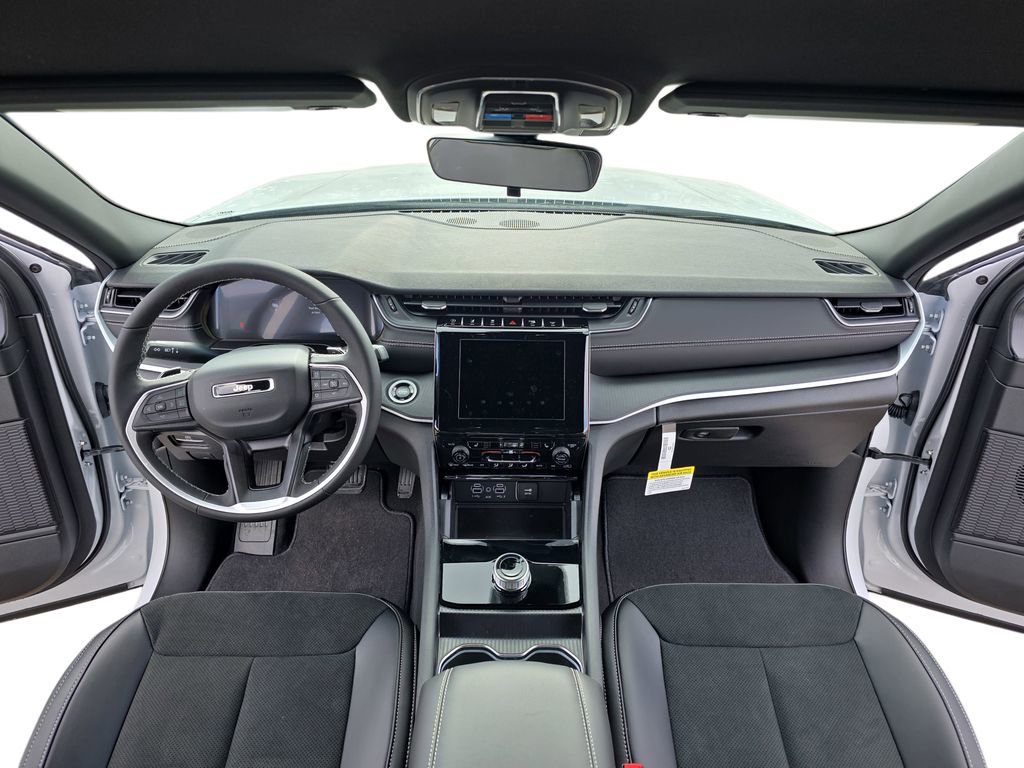 New 2025 Jeep Grand Cherokee Altitude image 9