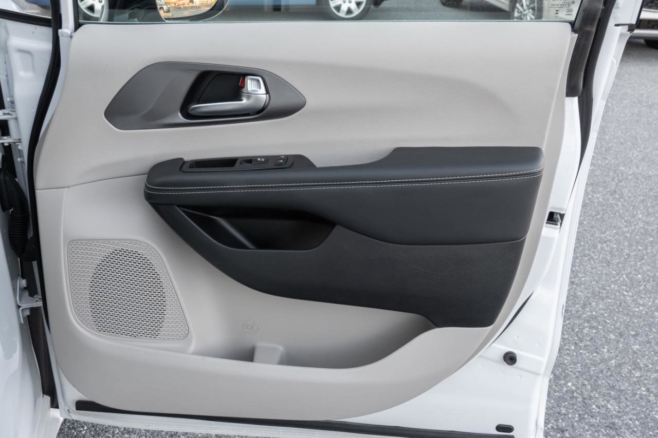 Used 2024 Chrysler Pacifica Touring-L image 36