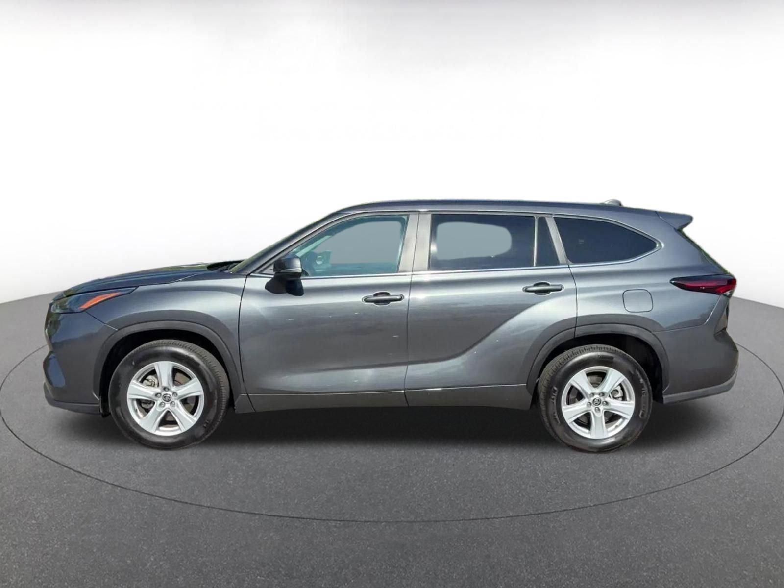 Used 2025 Toyota Highlander LE image 9