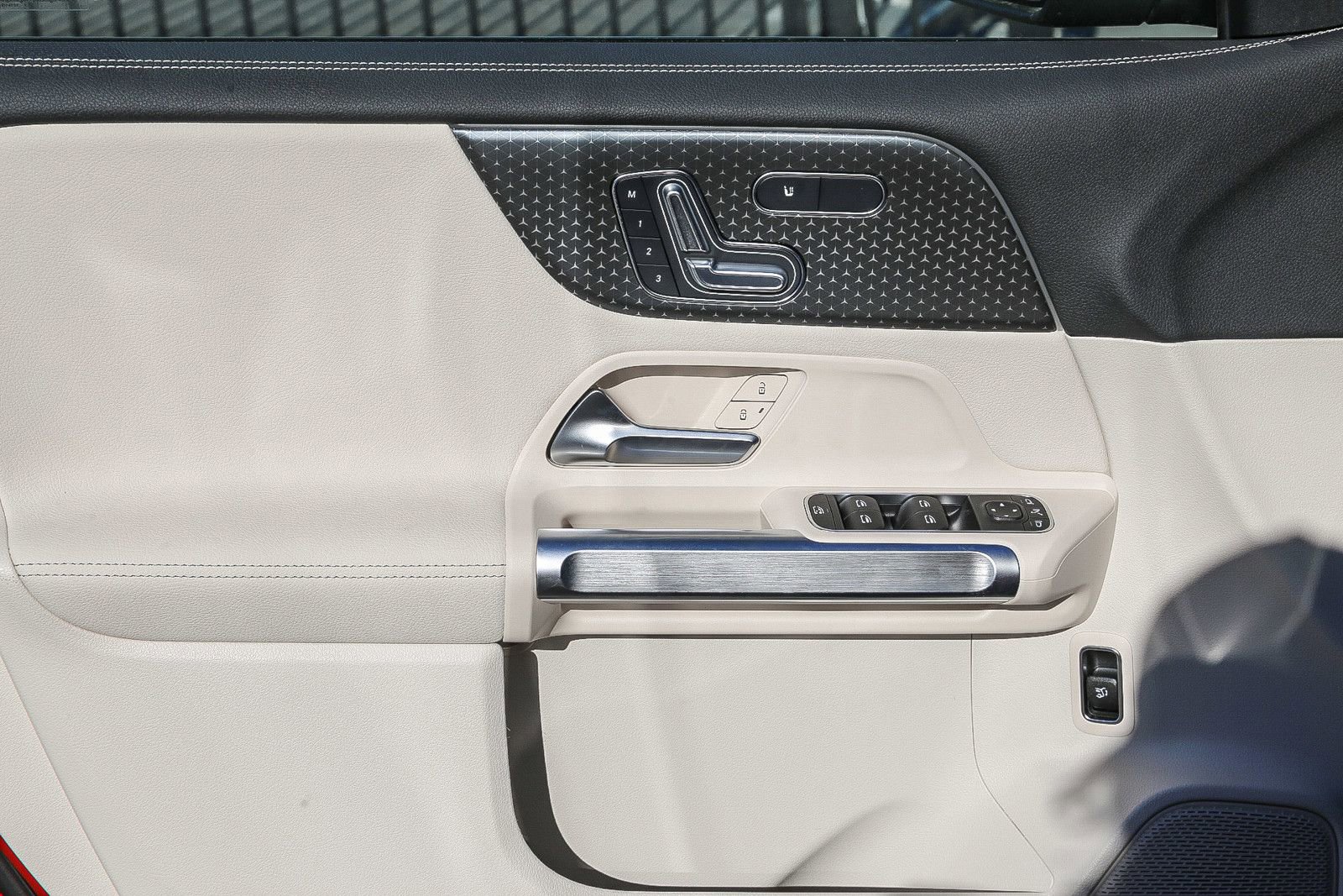 Used 2024 Mercedes-Benz EQB 300 4MATIC image 25