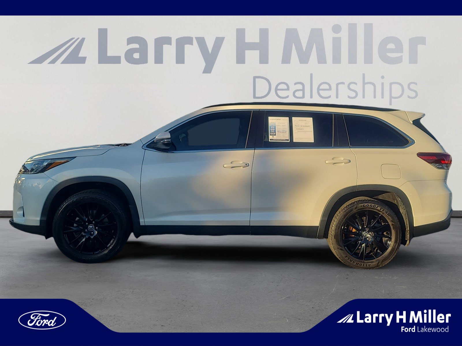 Used 2019 Toyota Highlander SE image 2