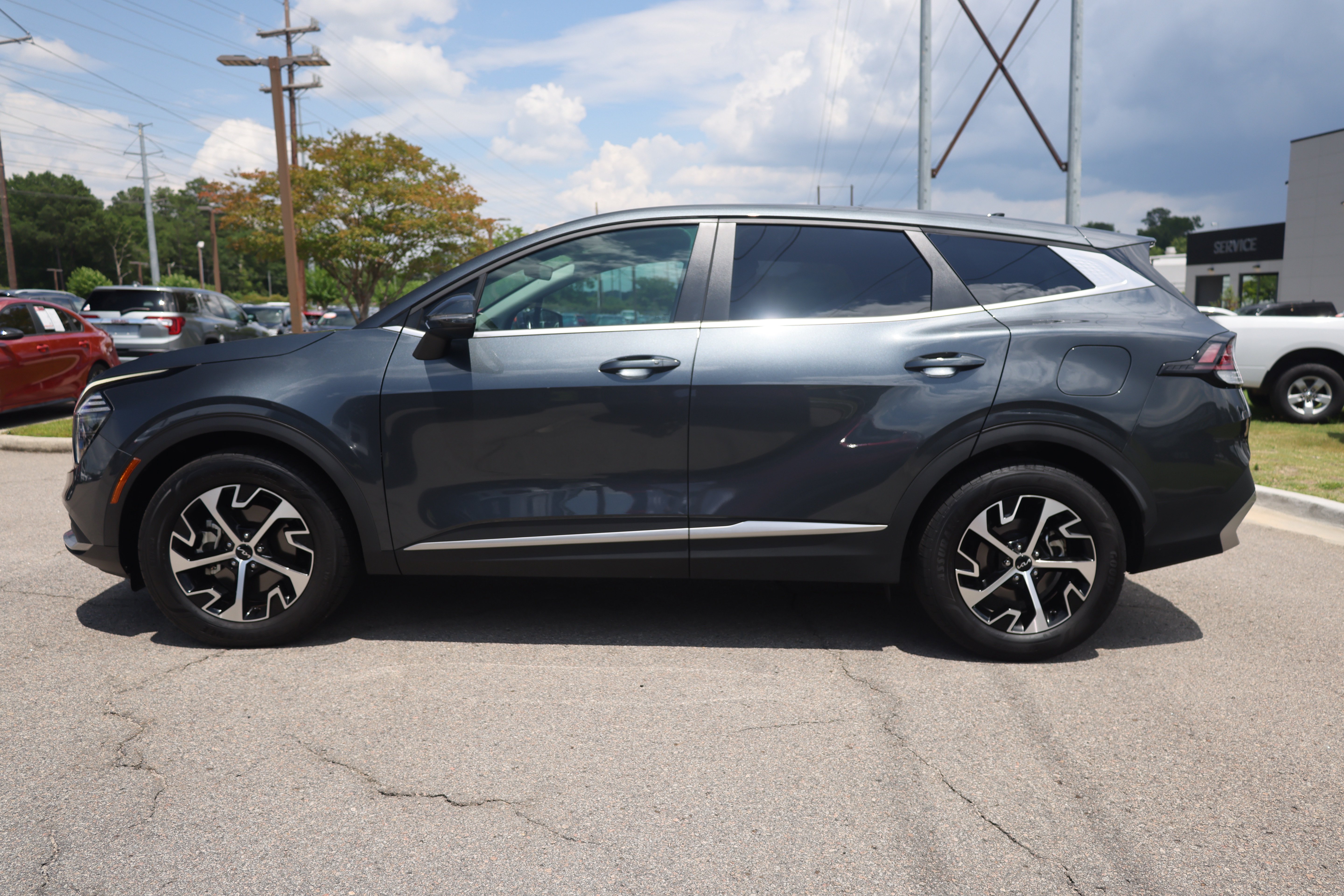 Used 2024 Kia Sportage EX FWD image 2
