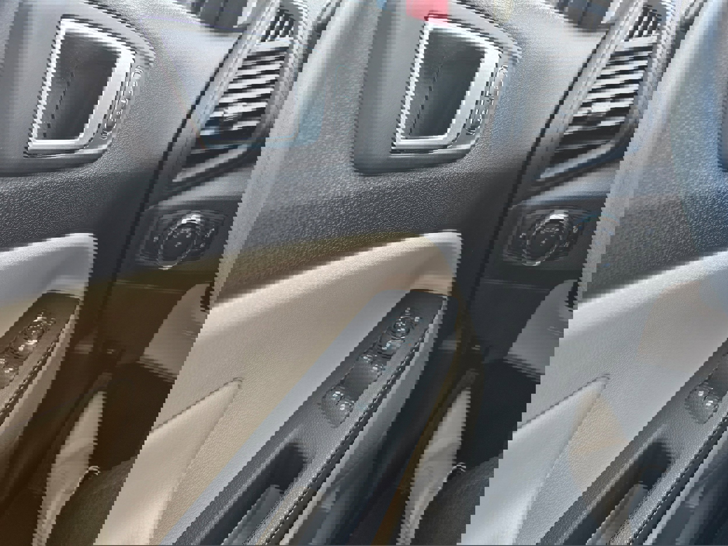 Used 2020 Ford EcoSport Titanium image 18