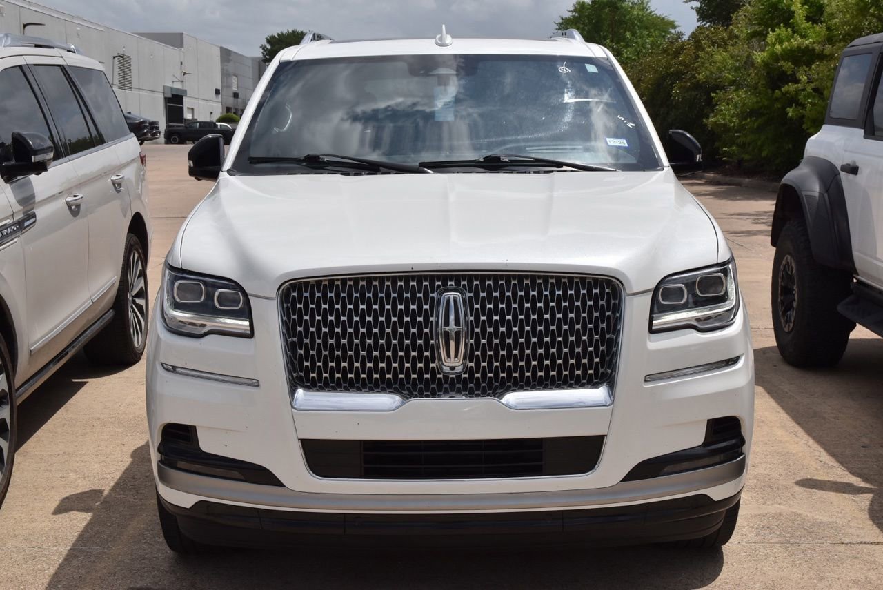 Certified 2024 Lincoln Navigator Reserve AWD/4WD image 3
