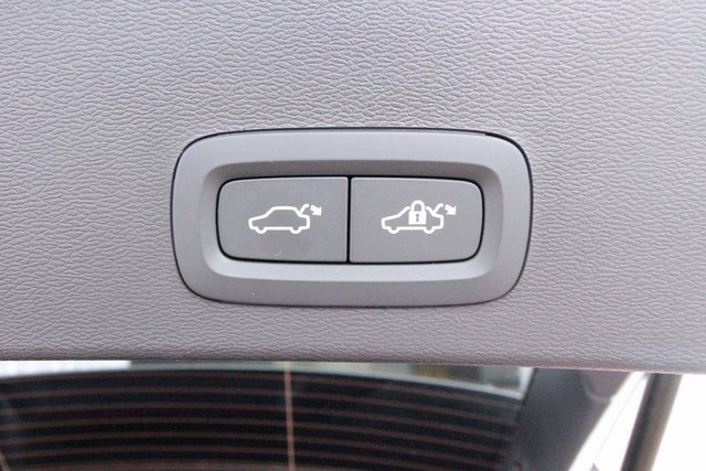 Certified 2025 Volvo XC40 B5 Core w/ Climate Package image 31