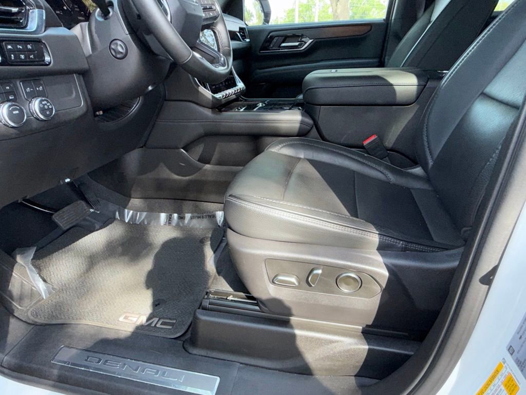 Used 2025 GMC Yukon XL Denali AWD/4WD image 17