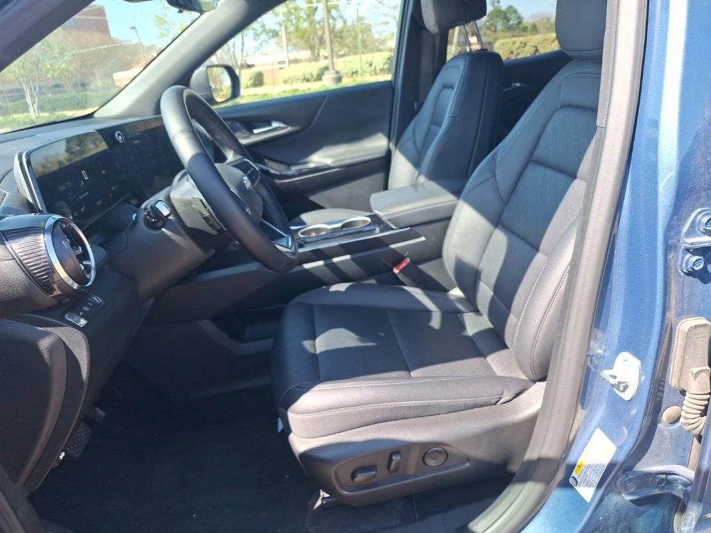 Used 2025 Chevrolet Equinox LT w/ Convenience Package II image 11