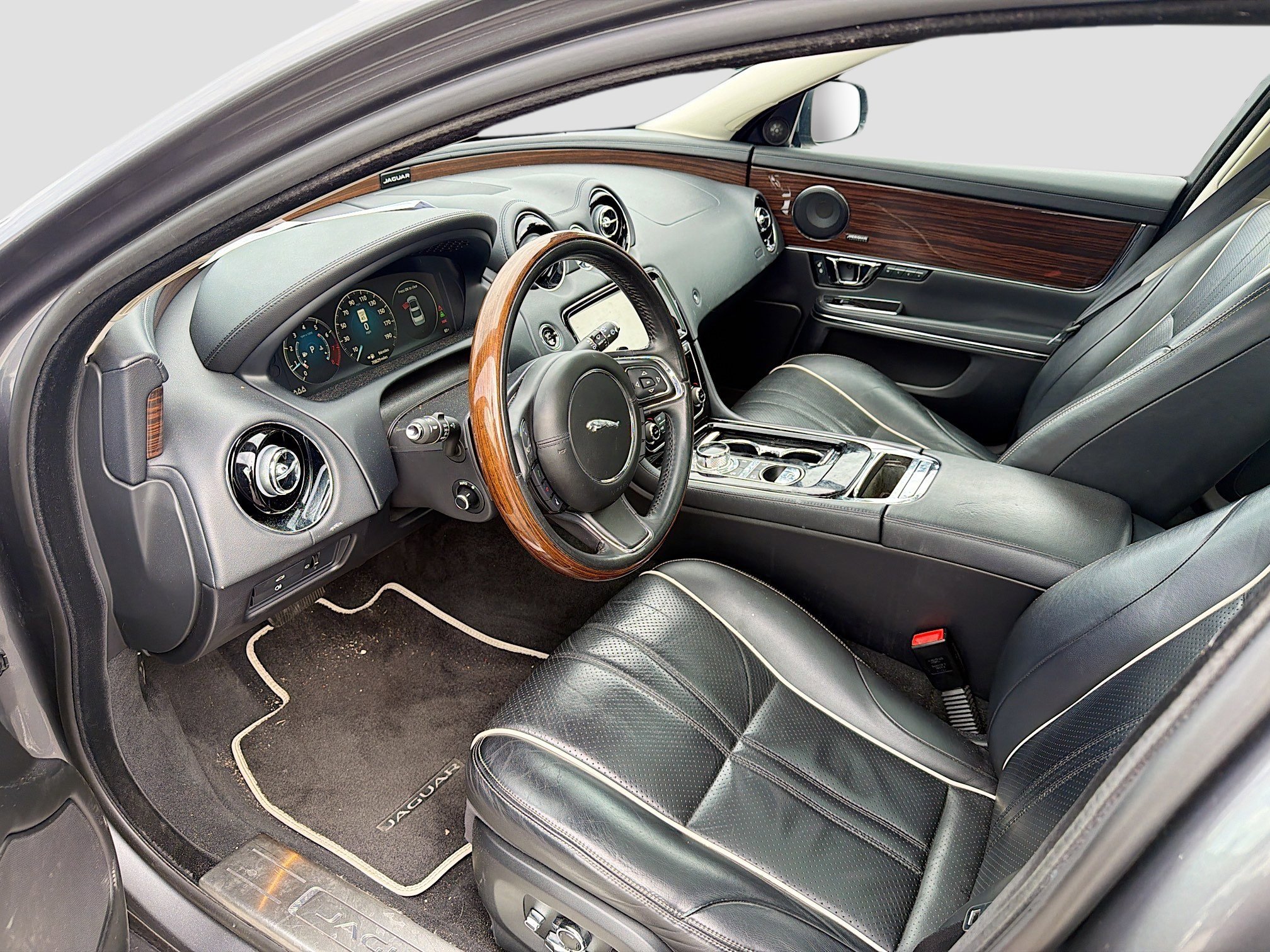 Used 2019 Jaguar XJ R-Sport image 27