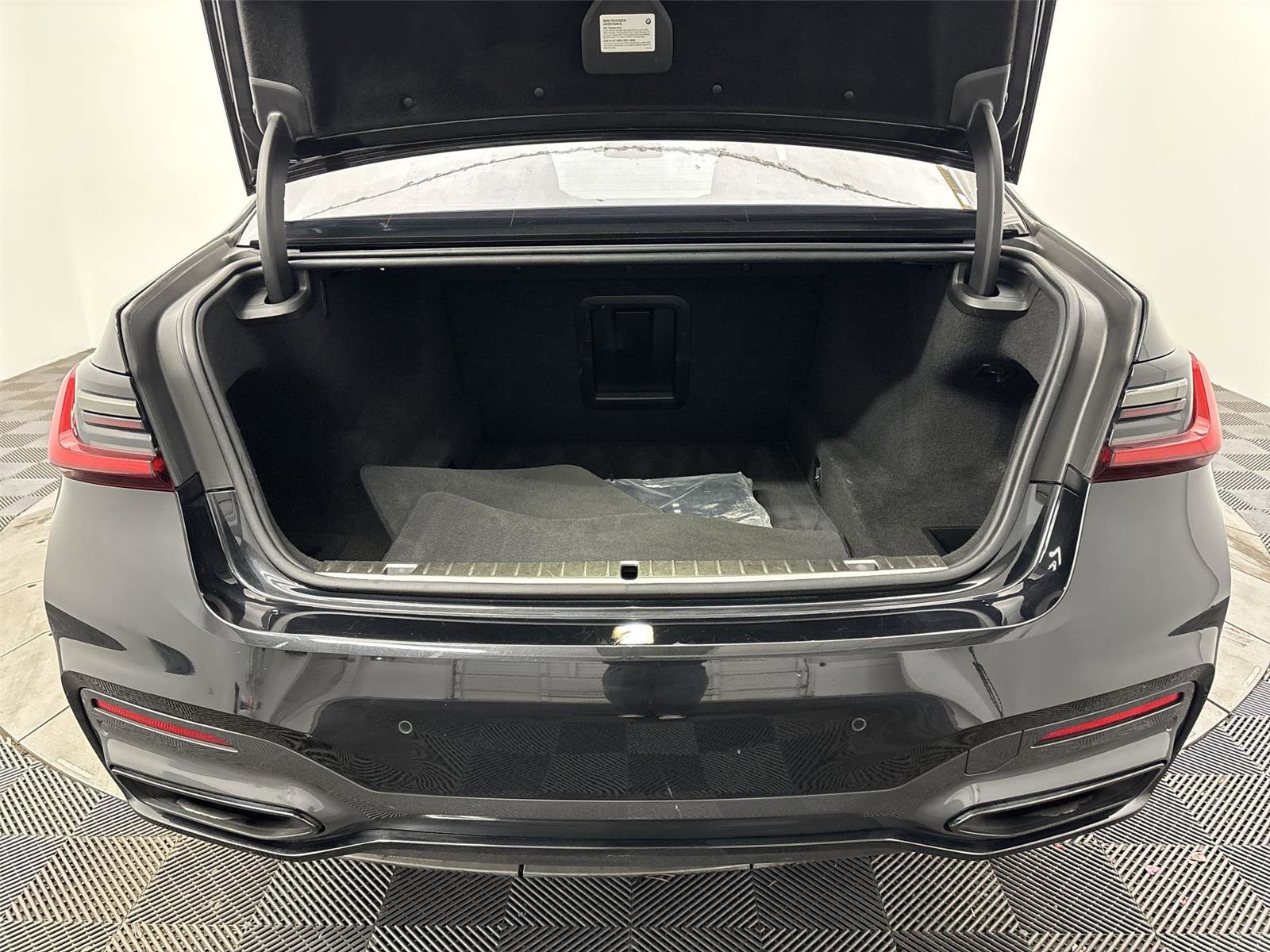 Used 2020 BMW 750i xDrive w/ Executive Package image 21