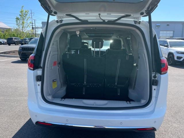 Certified 2023 Chrysler Pacifica Limited FWD image 22