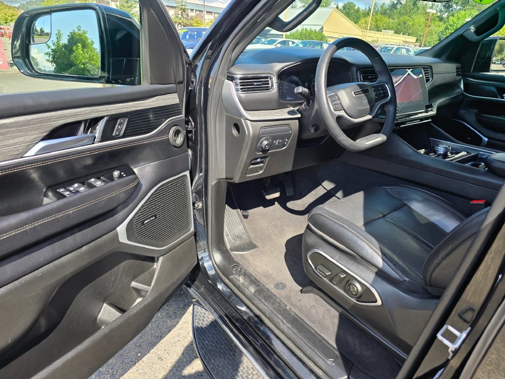 Used 2024 Jeep Wagoneer L Series II AWD/4WD image 21
