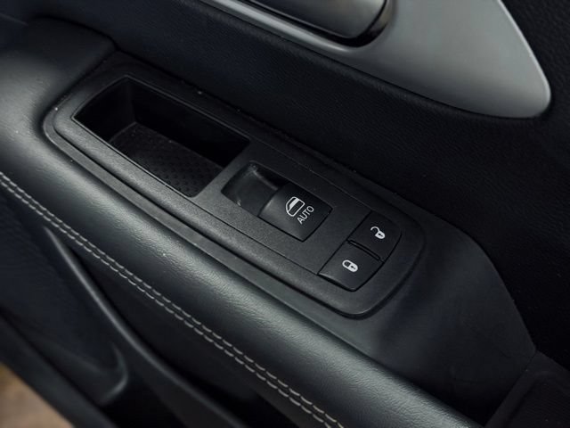 Used 2025 Chrysler Pacifica Limited FWD image 19