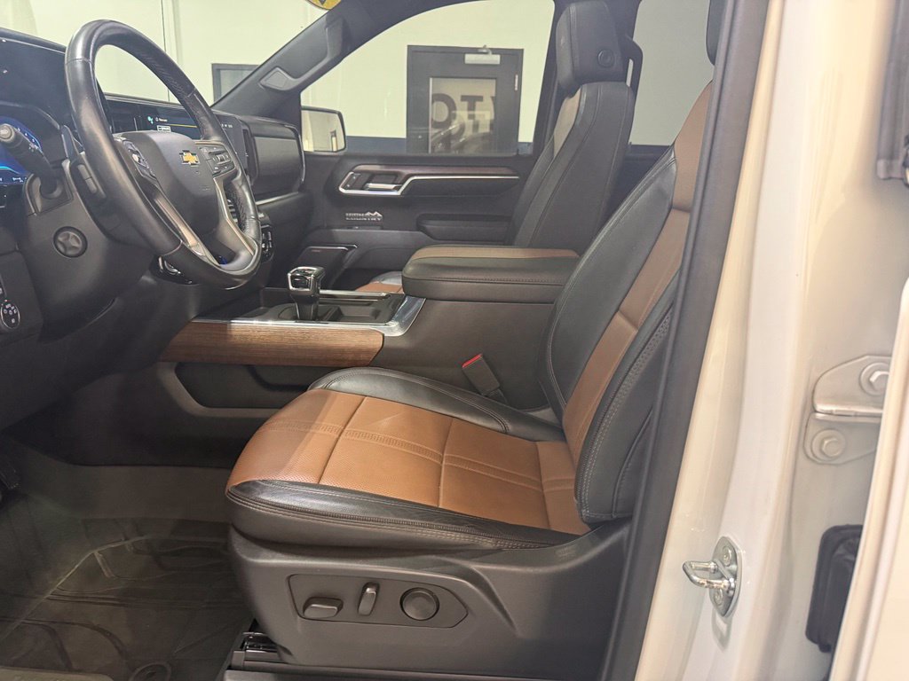 Used 2023 Chevrolet Silverado 1500 High Country w/ High Country Premium Package AWD/4WD image 30