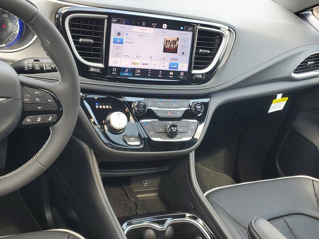 New 2027 Chrysler Pacifica Limited w/ Family Tech Group AWD/4WD image 15