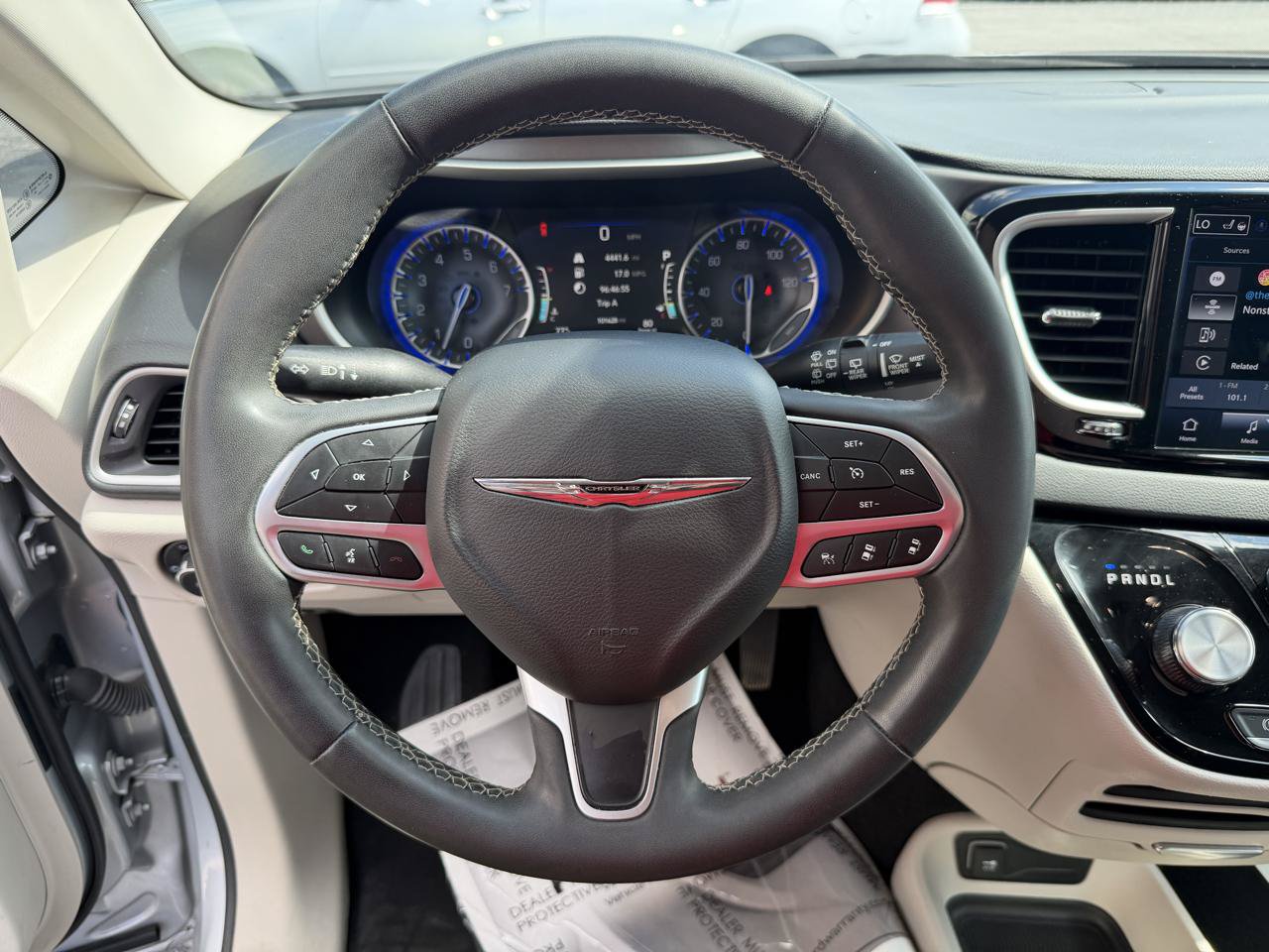 Used 2023 Chrysler Pacifica Touring-L FWD image 28