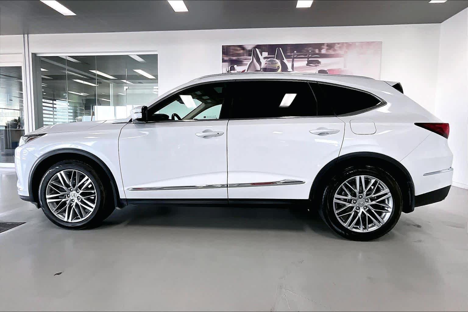 Used 2023 Acura MDX SH-AWD w/ Advance Package image 3