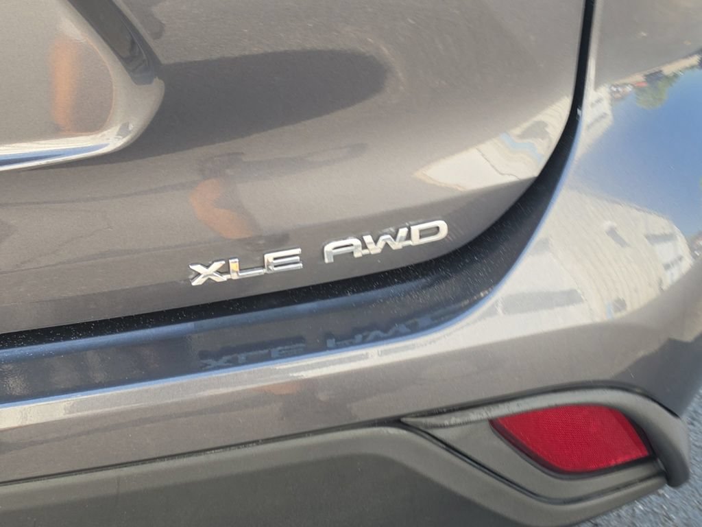 Used 2022 Toyota Highlander XLE AWD/4WD image 7