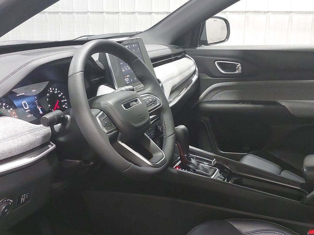 Used 2025 Jeep Compass Latitude image 15