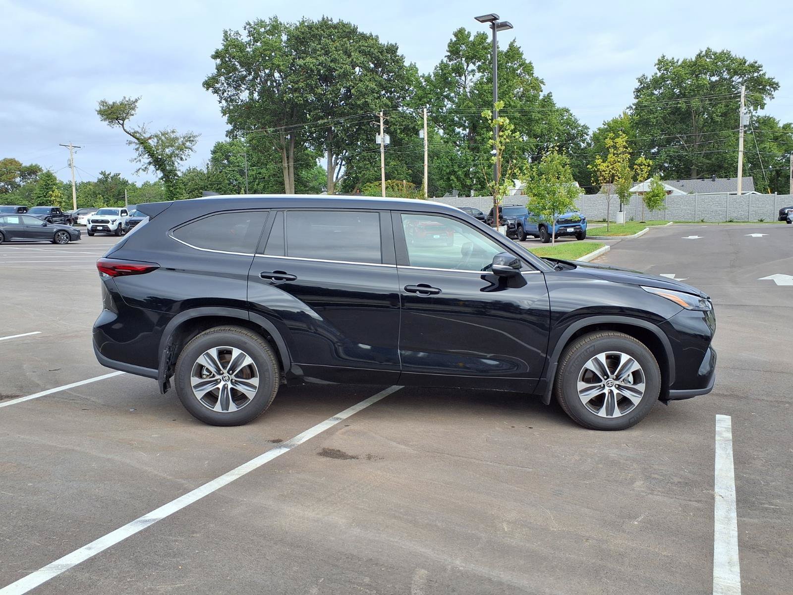 Certified 2026 Toyota Highlander XLE AWD/4WD image 2