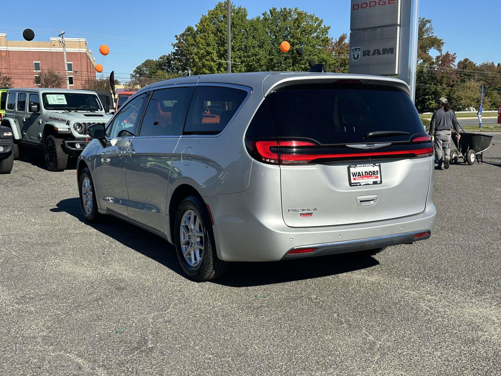 Used 2024 Chrysler Pacifica Touring-L FWD image 5