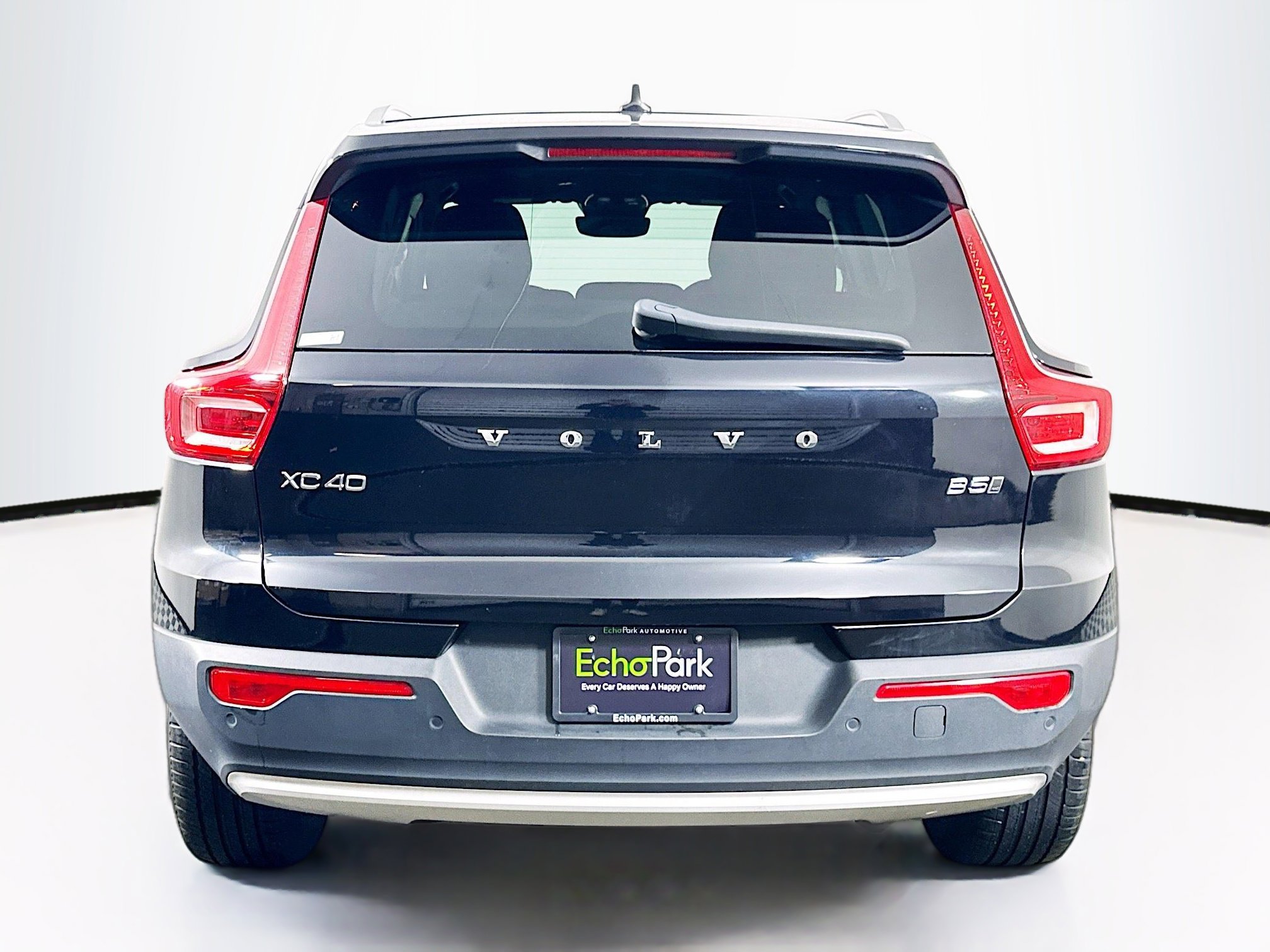 Used 2024 Volvo XC40 B5 Core image 7