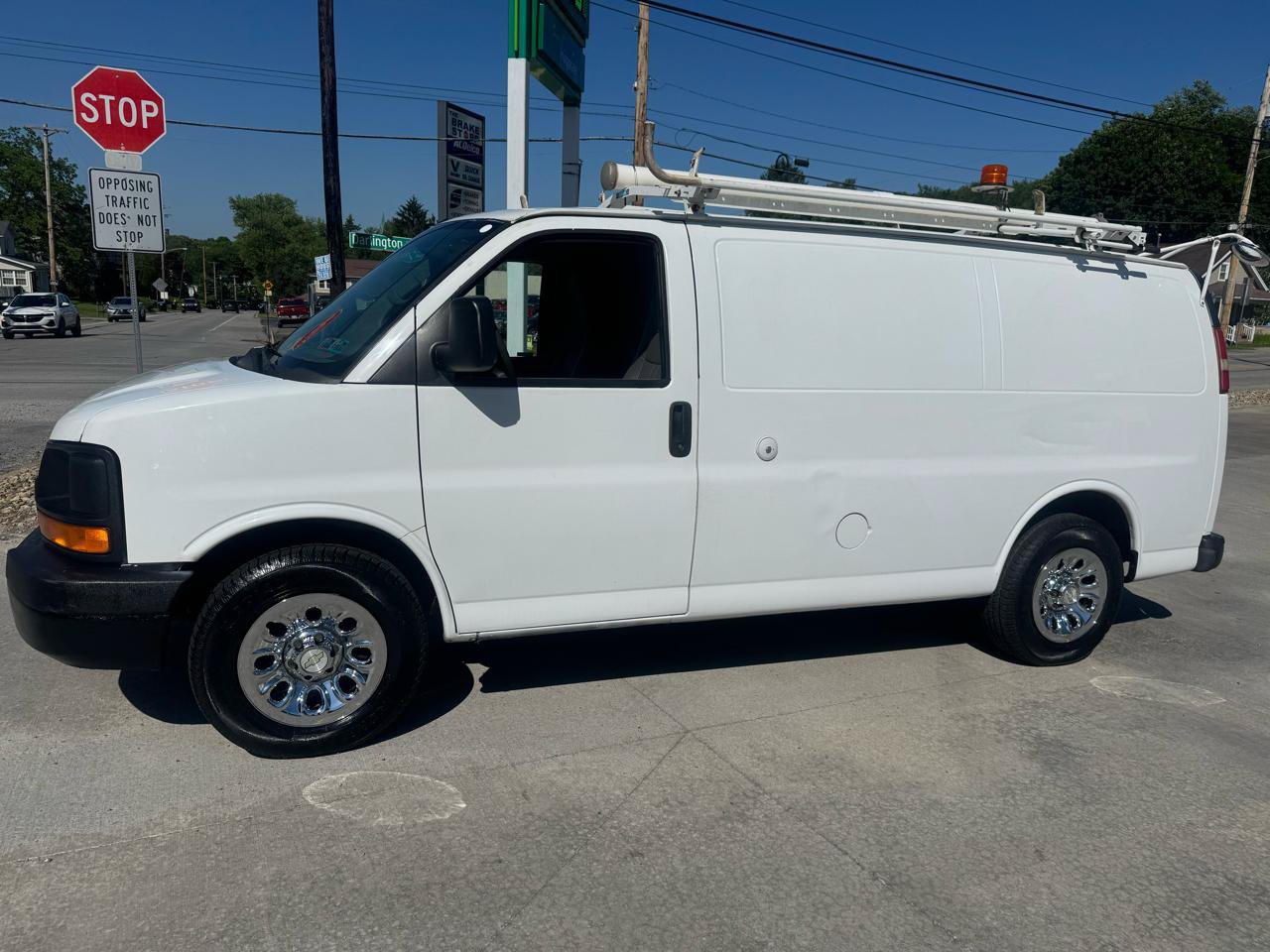 Used 2010 Chevrolet Express 1500 RWD image 2