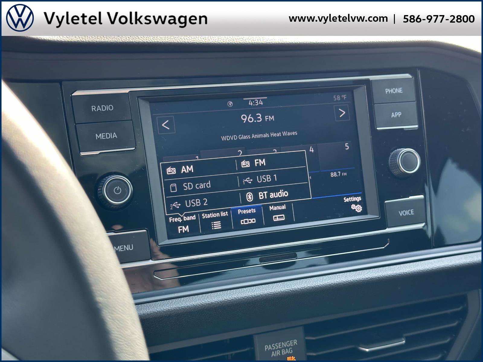 Certified 2024 Volkswagen Jetta SE w/ Panoramic Sunroof Package image 25