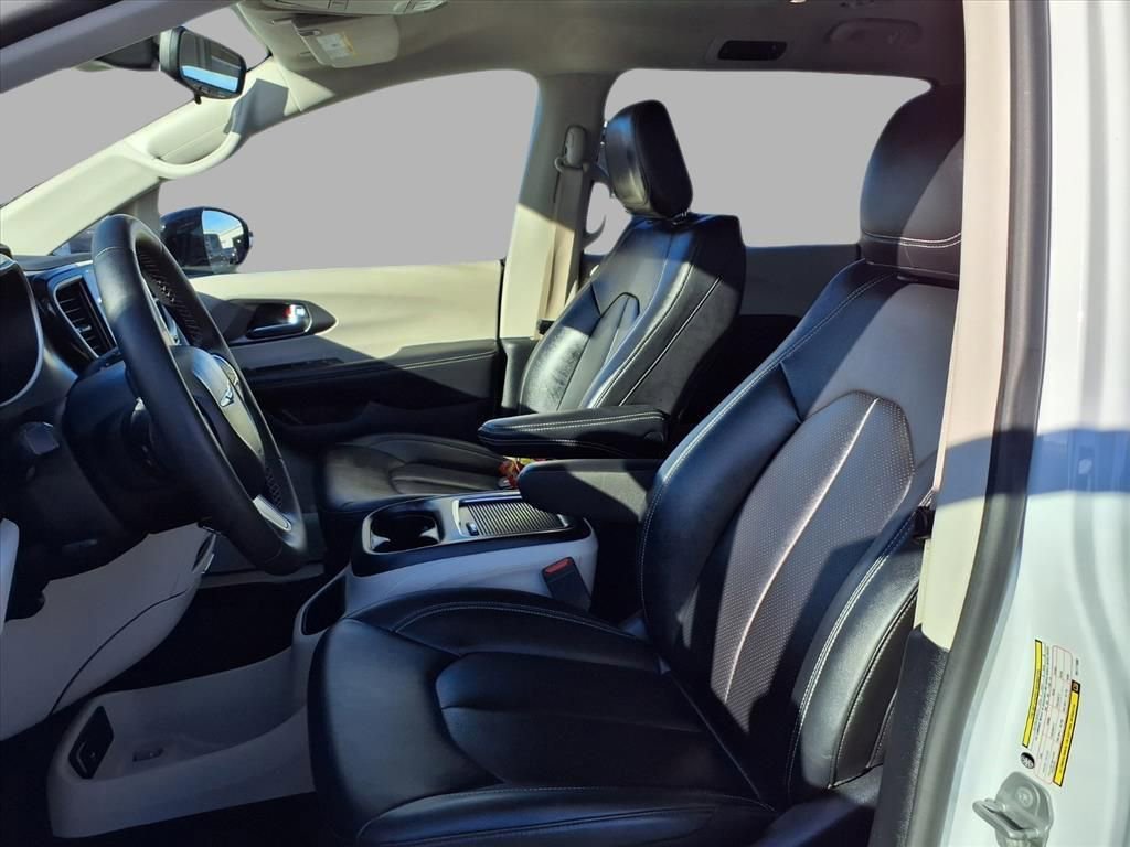 Used 2024 Chrysler Pacifica Select image 23
