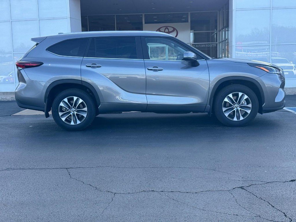 Certified 2025 Toyota Highlander XLE image 2