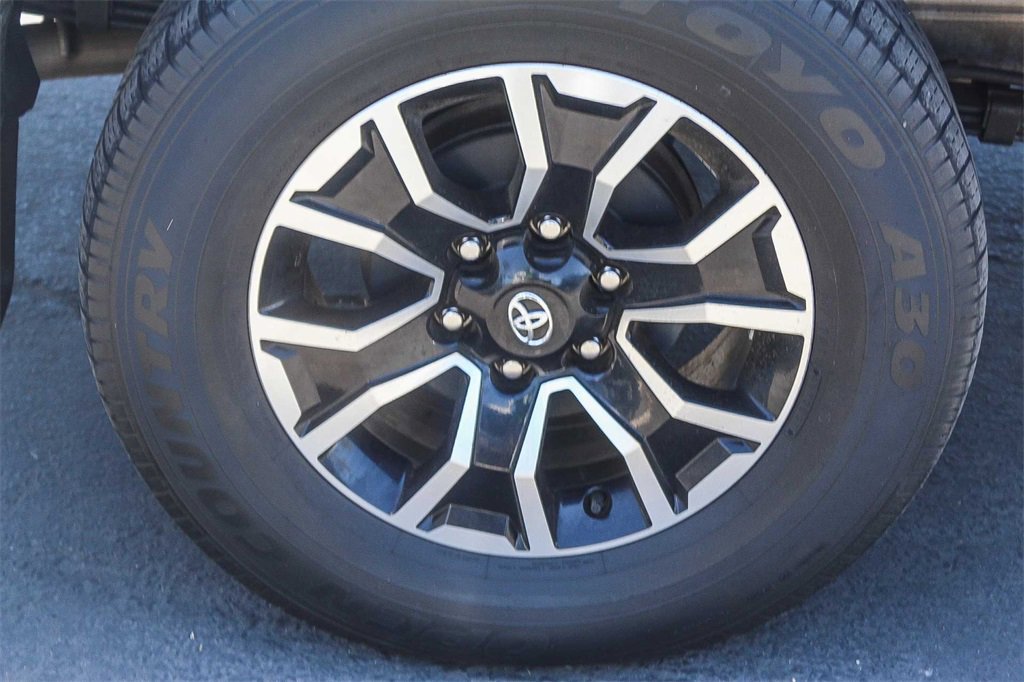Used 2022 Toyota Tacoma TRD Sport w/ Technology Package image 11