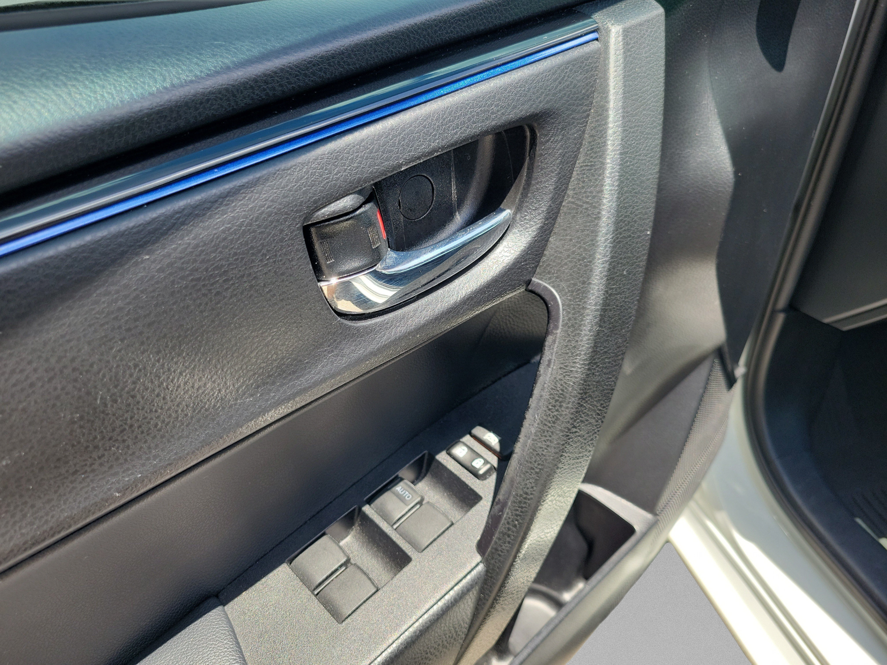 Used 2018 Toyota Corolla SE FWD image 15
