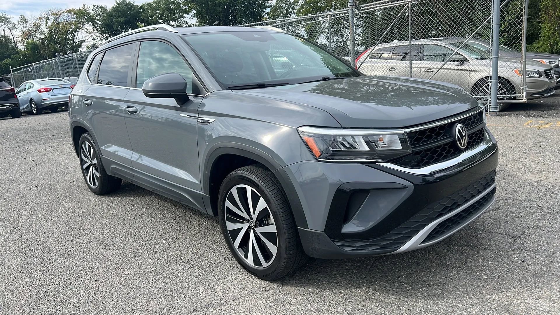 Used 2022 Volkswagen Taos SE image 3