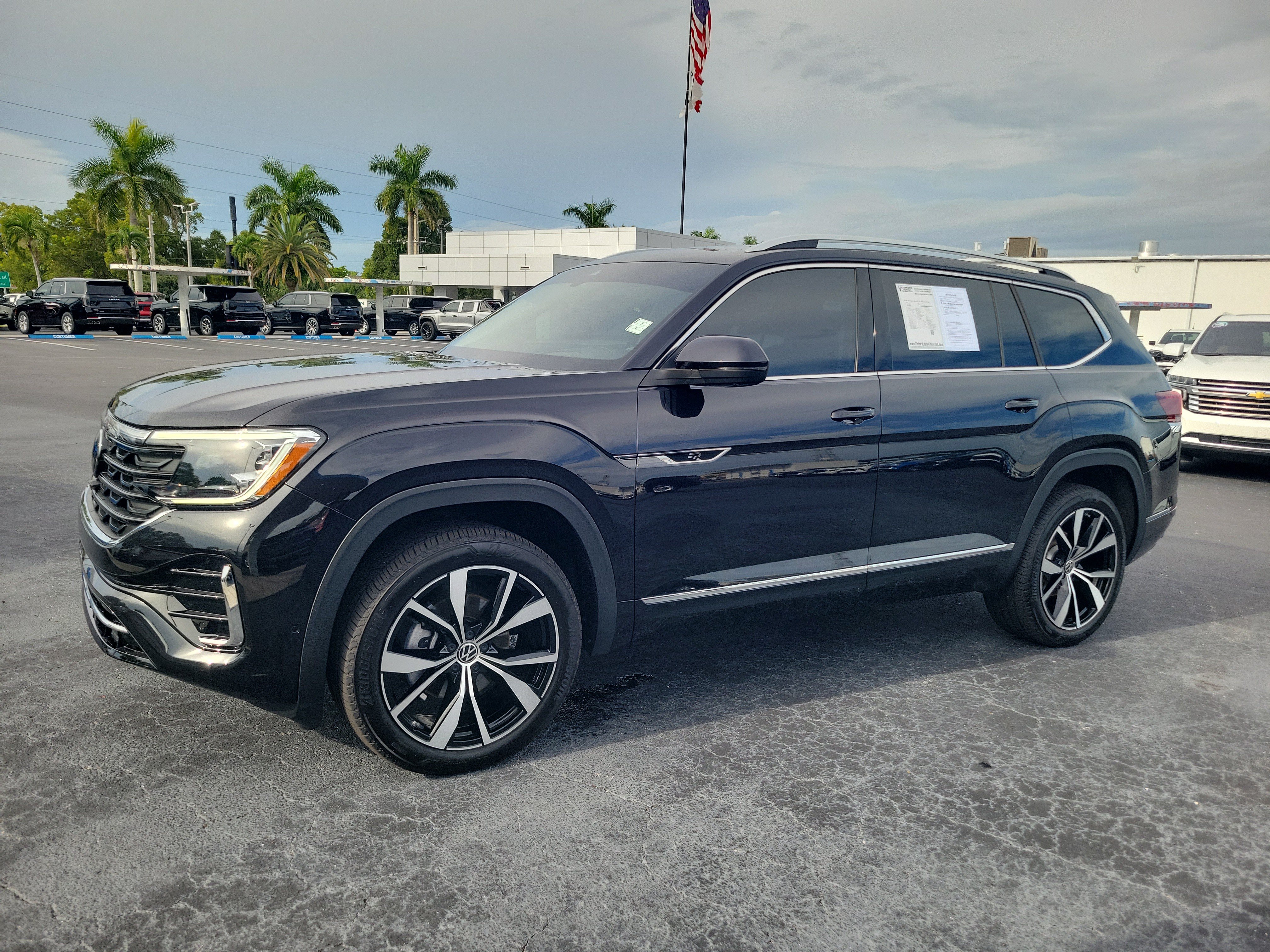 Used 2024 Volkswagen Atlas SEL Premium R-Line AWD/4WD image 2
