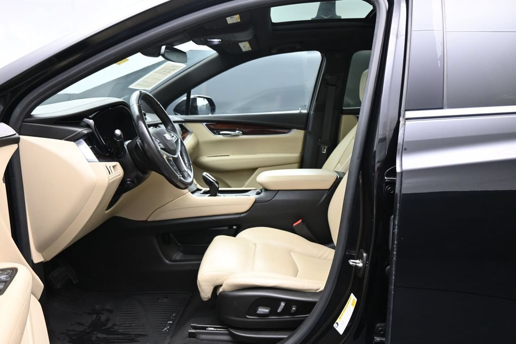 Used 2017 Cadillac XT5 Luxury w/ Driver Awareness Package FWD image 9