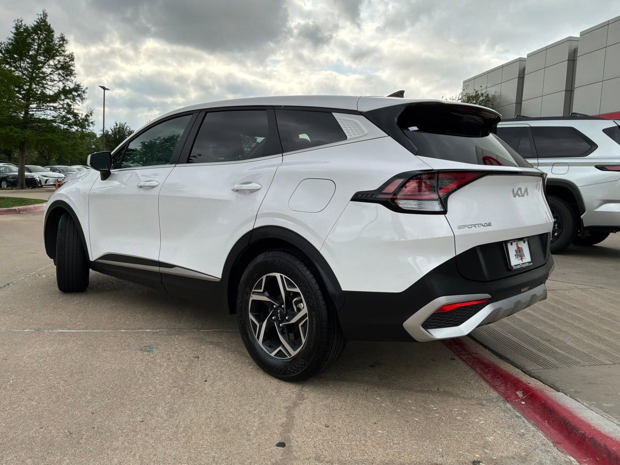 Used 2025 Kia Sportage LX FWD image 8