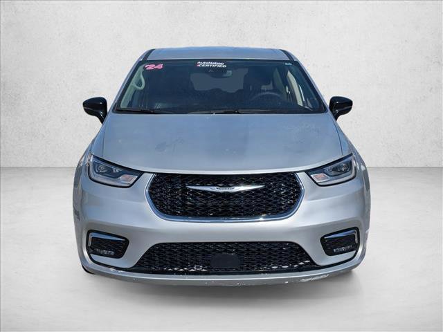 Used 2024 Chrysler Pacifica Touring-L image 2