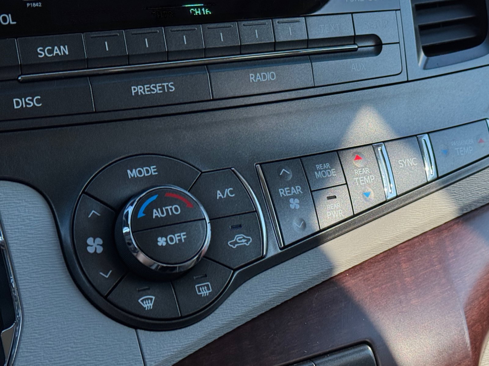 Used 2012 Toyota Sienna XLE FWD image 23